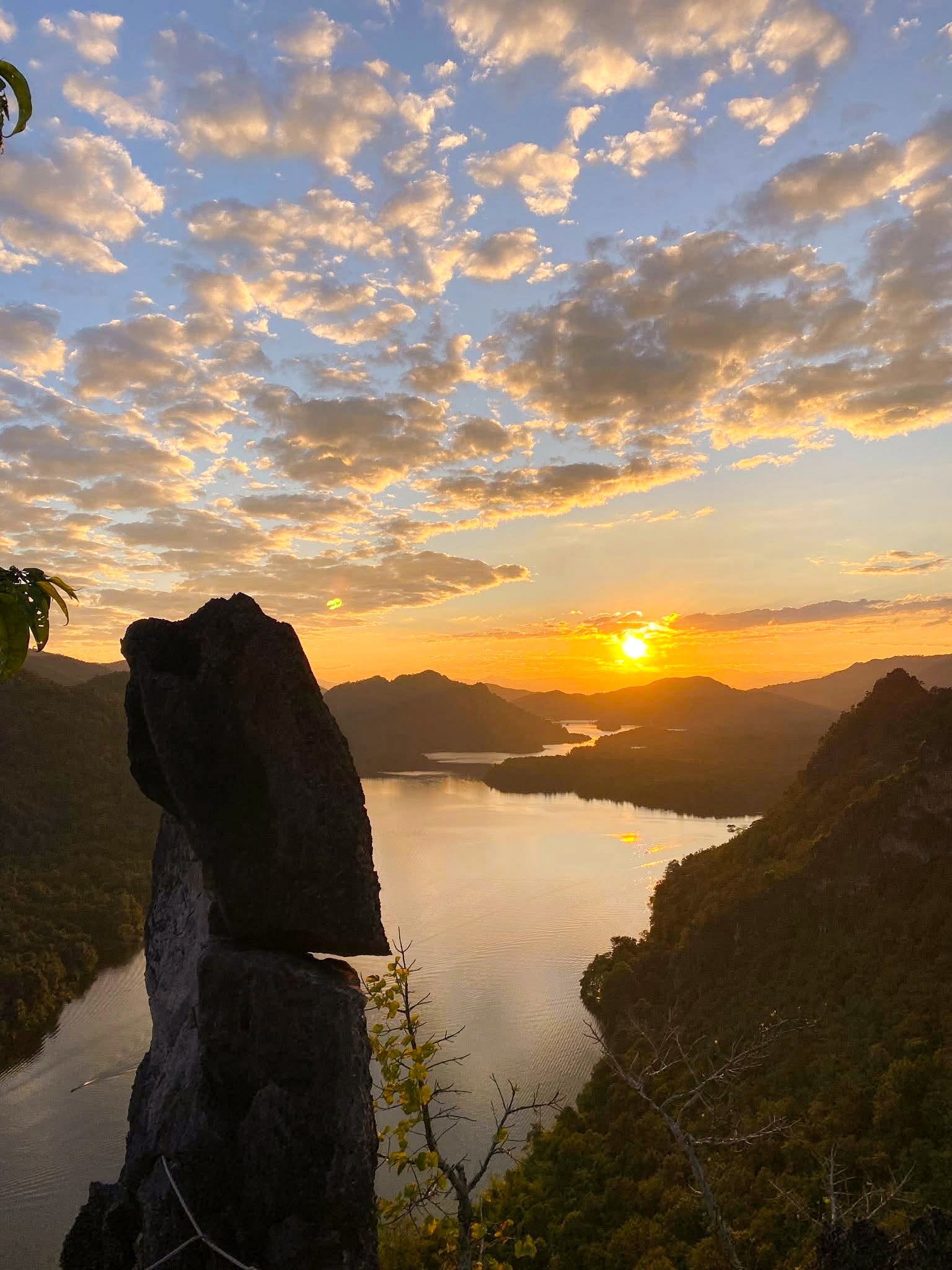 วิวทะเลสาบผาแดง — โฮงชาฮักมี ตำบลแม่ปั๋ง อำเภอพร้าว